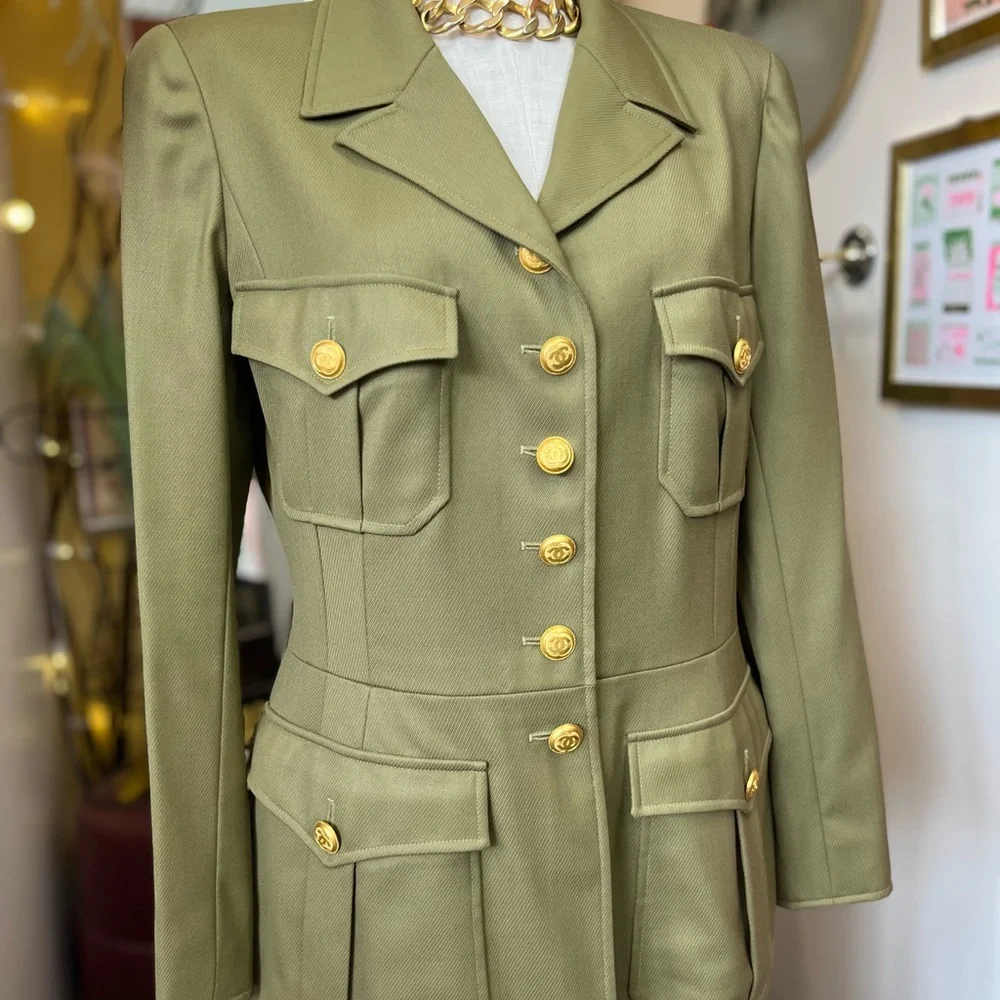 1996 CHANEL Boutique Olive Green Wool Jacket with Gold Chain Hem – Women's FR 44